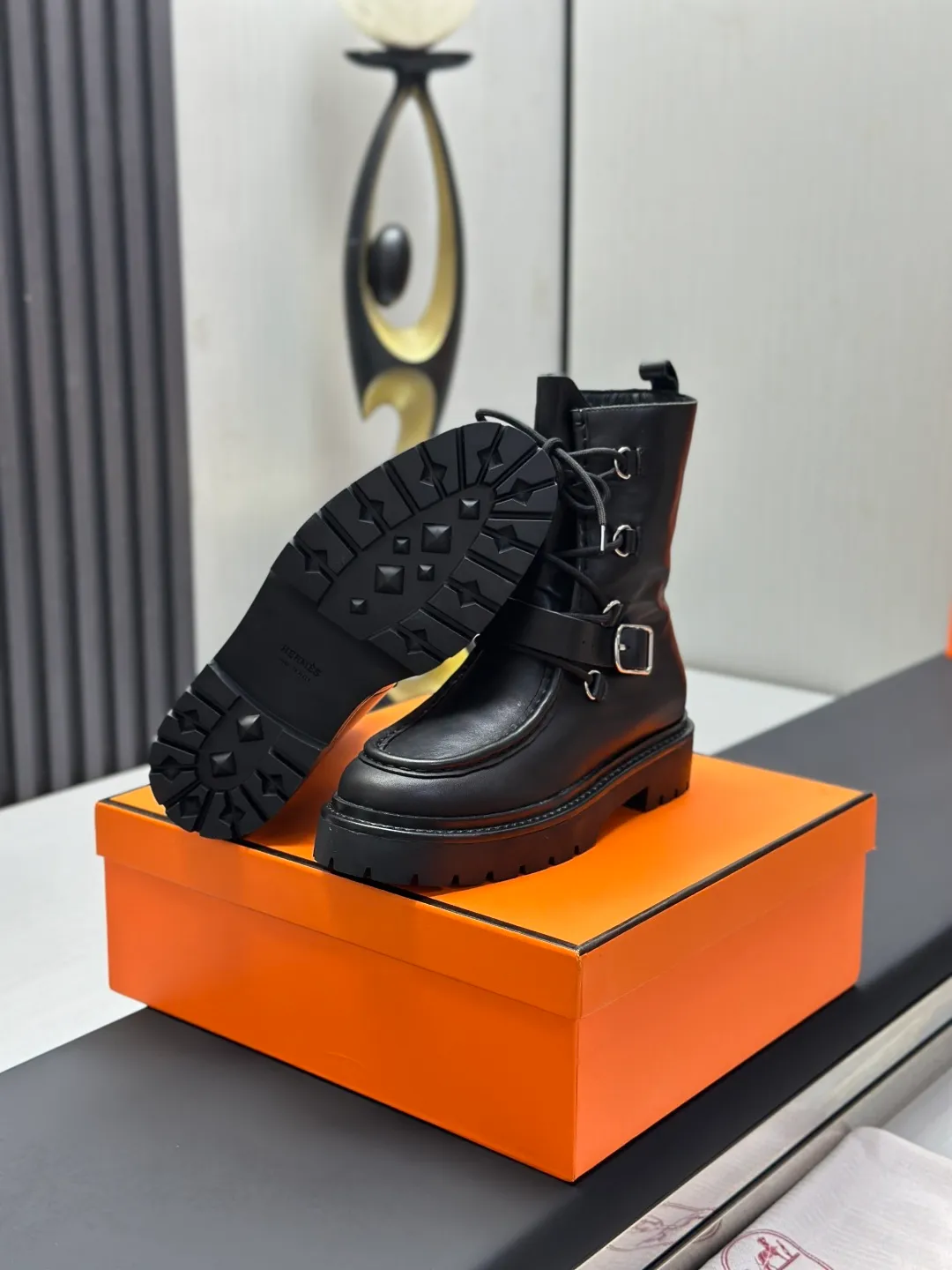 👟👟Ex-factory price 820👟👟 Hermes Martin boots fe new arrival~ Autumn and winter new Bouncing Martin boots casual shoes, the most comfortable shoes from Hermès, no one else⃣️, very light on the feet and good-looking, you will not feel tired when you go shopping and running around👍 The cowhide stitching feels good, very beautiful and versatile, very light and comfortable Hermès GD9321 is perfect for both sports and leisure. It feels great when you step on it! ✔️Fabric: Imported cowhide ✔️Inner lining: Imported silk sheepskin for lining insoles ✔️Outsole: Seamless combination of IP+TPU (multi-color letters) German technology irradiation machine ✔️Size: #35-40 code 🎁Top quality, simultaneous full set of packaging